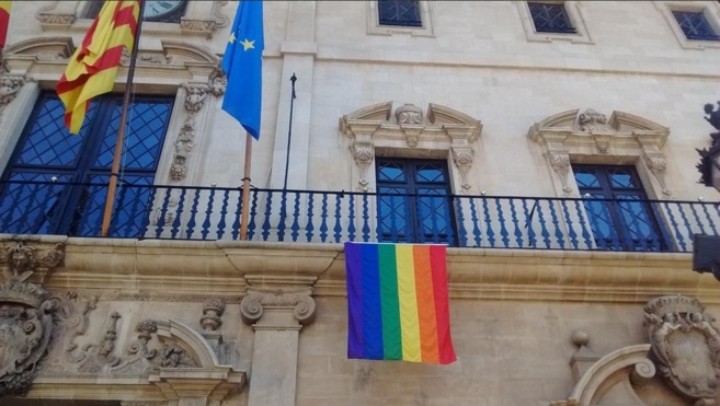La bandera arcoiris que ondea en la fachada del Ayuntamiento de Palma.