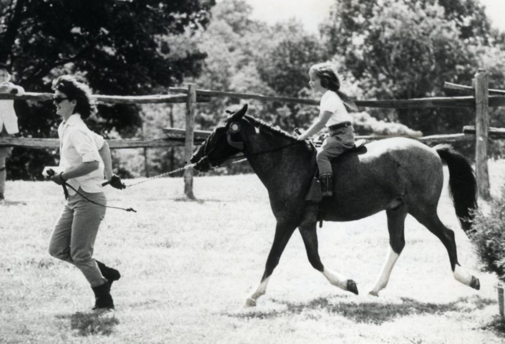 En la fotografa Caroline Kennedy paseando a caballo junto a su madre...