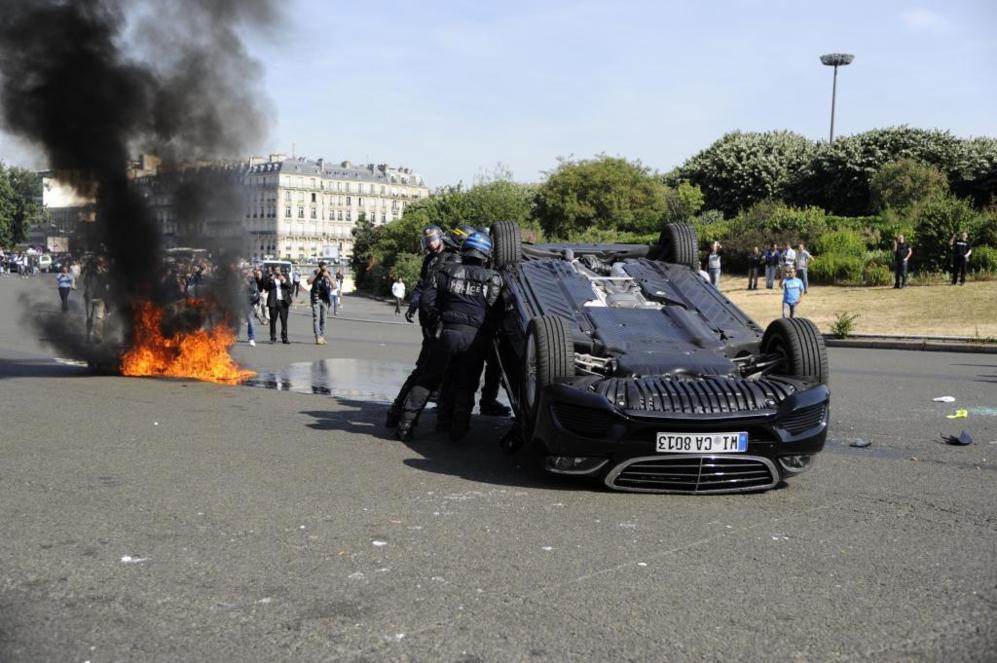 Un coche volcado cerca de la estacin de Porte Maillot, en Pars,...