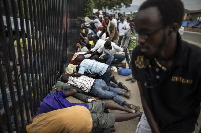 Estudiantes de Burundi intentando entrar en la embajada de EEUU.