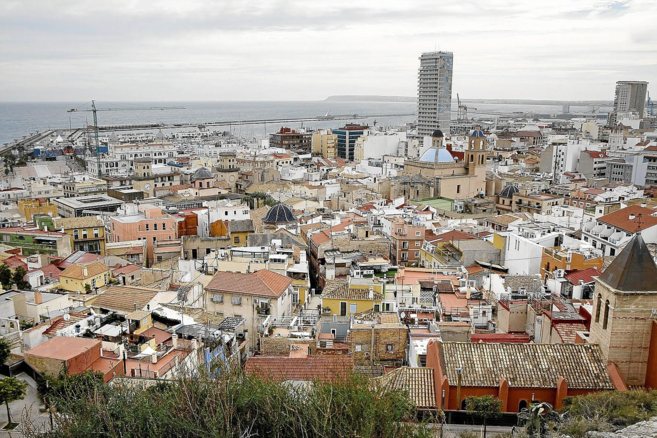 Vista del casco antiguo de Alicante desde el parque de la Ereta.