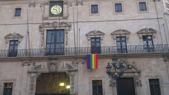 La bandera arcoiris que ondea en la fachada del Ayuntamiento de Palma.