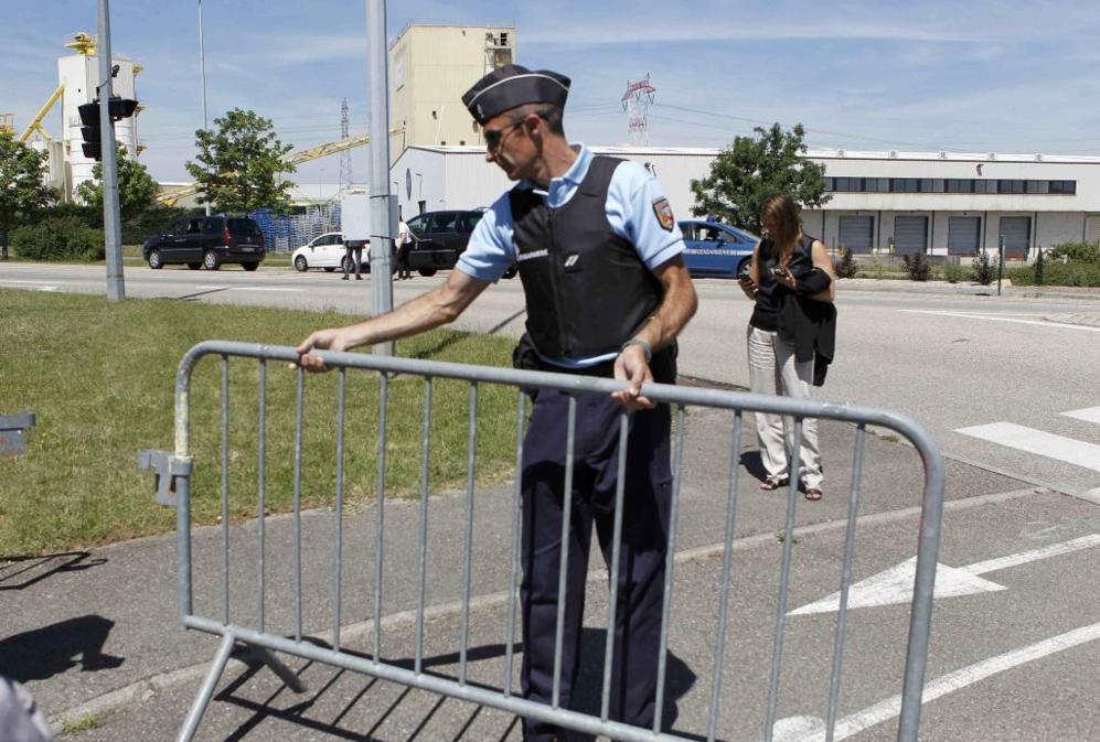 Un polica francs acordona la zona donde ha tenido lugar el ataque.