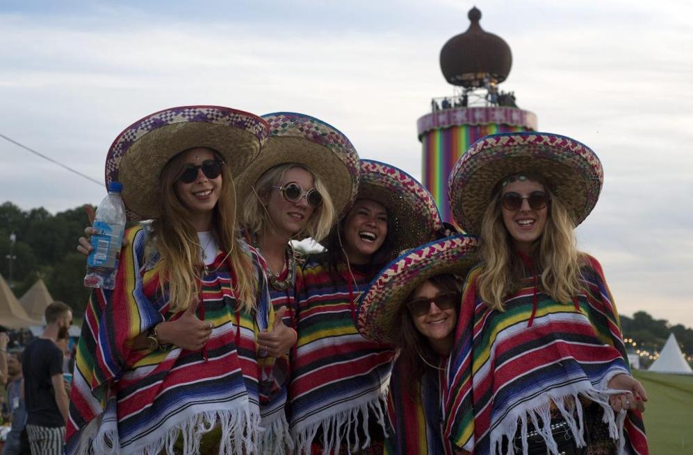 Cinco espectadoras disfrazadas de mexicanas, en Glastonbury.
