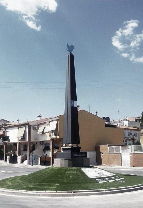 Obelisco con el logotipo de Twitter en una rotonda en Jun, Granada.