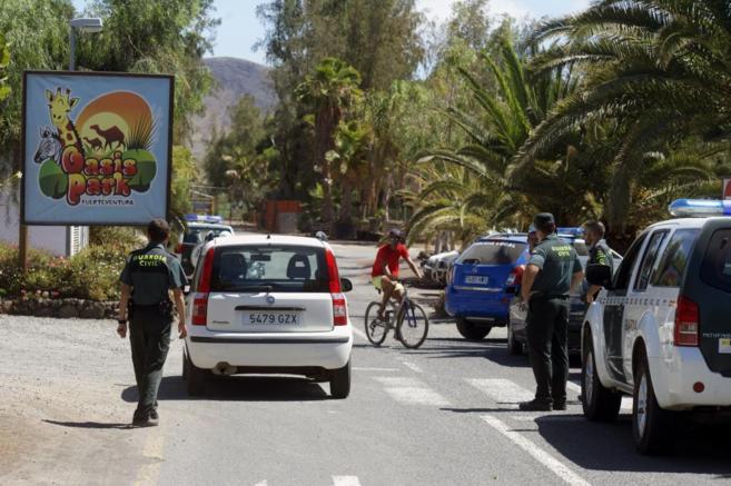 La Guardia Civil cierra el acceso por carretera al zoolgico Oasis...