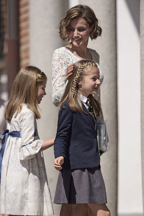 La Reina Letizia con sus hijas Sofa y Leonor en la comunin de la...