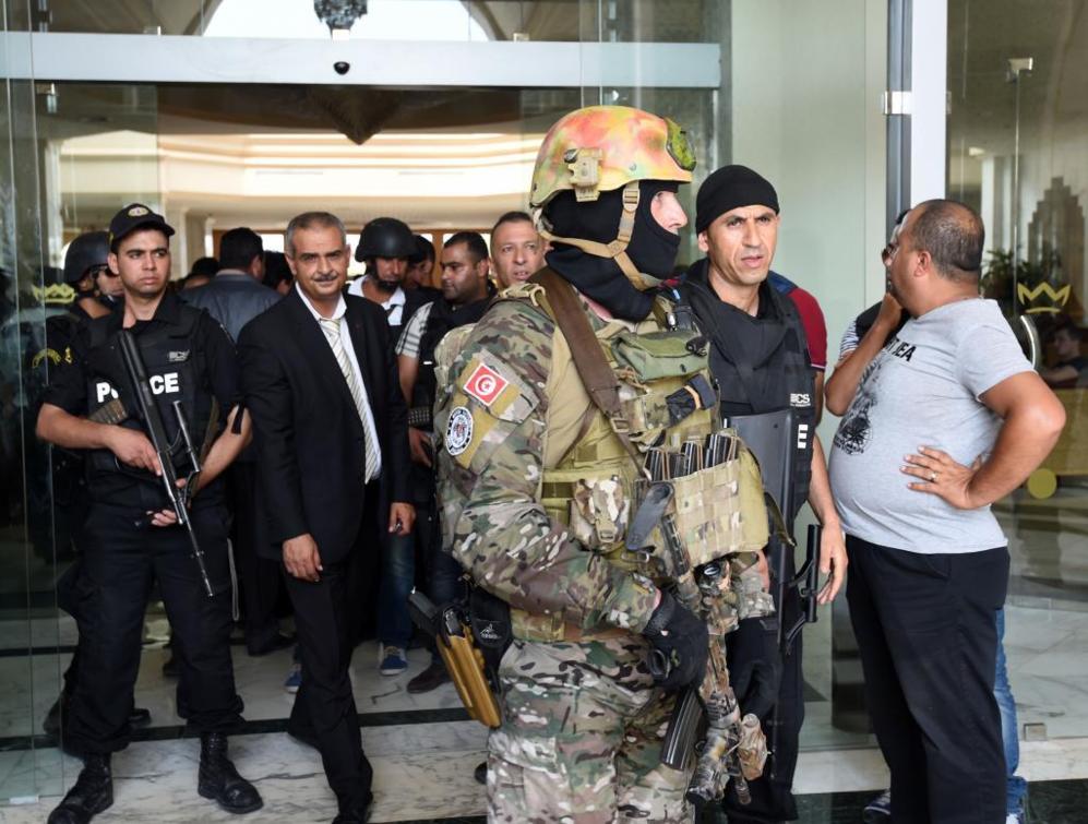 Las fuerzas de seguridad tunecinas permanecen a la entrada del hotel...