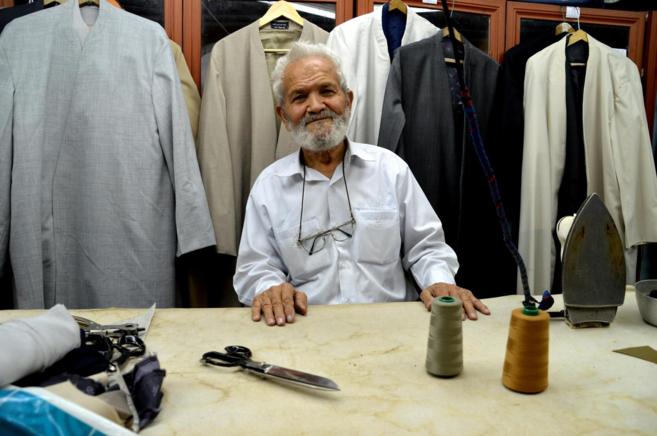 El sastre Aboulfazl Arabpour en su taller de la ciudad de Qom.