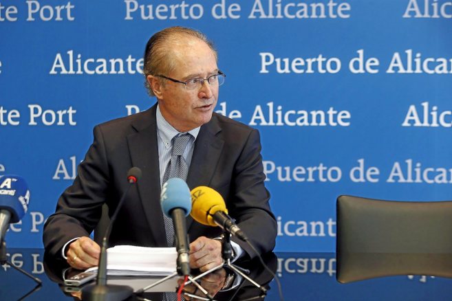 El Presiente de la Autoridad Portuaria de Alicante, Juan Ferrer,...