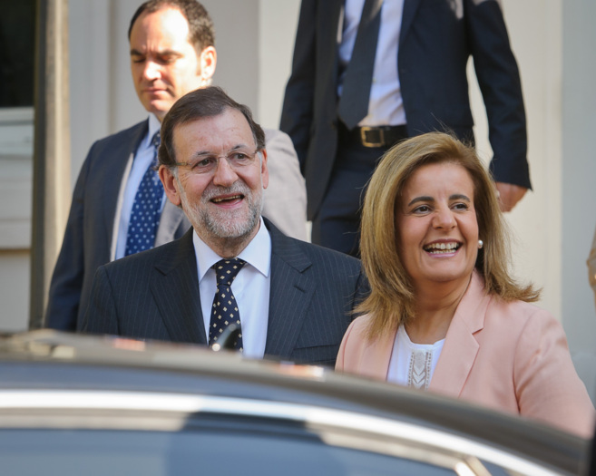 El presidente del Gobierno, Mariano Rajoy, junto a la ministra de...