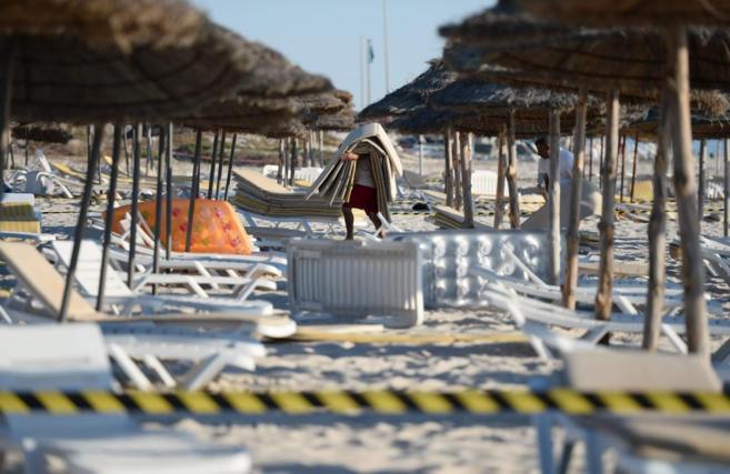 Un trabajador recoge hamacas en la playa de Susa donde tuvo lugar el...
