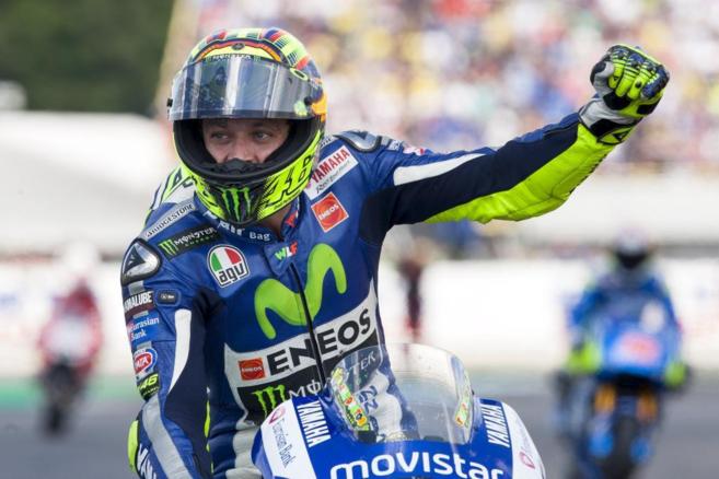 Rossi celebra el triunfo tras vencer su particular batalla con...