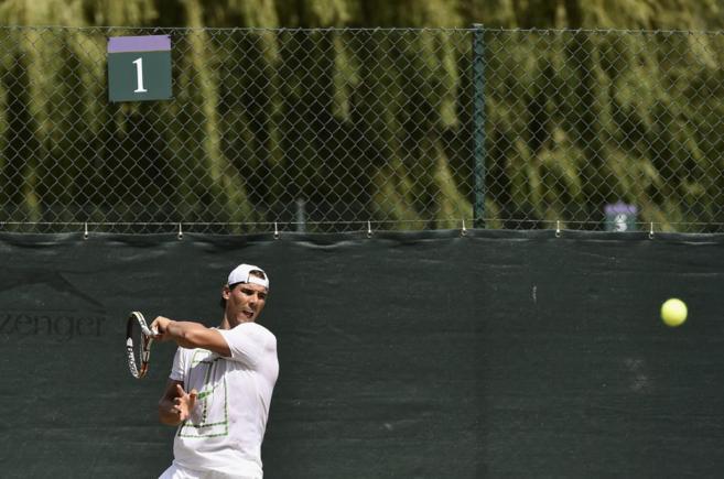 Rafael Nadal, durante una sesin de entrenamiento en Wimbledon.