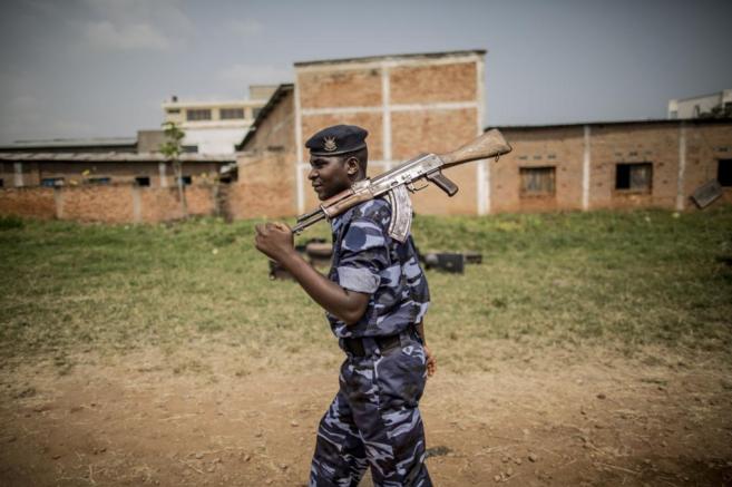 Un polica pasea con su arma en Burundi, donde maana se celebran...