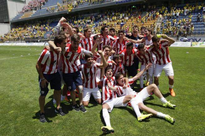 Los jugadores del Bilbao Athletic celebran su ascenso en Cdiz.