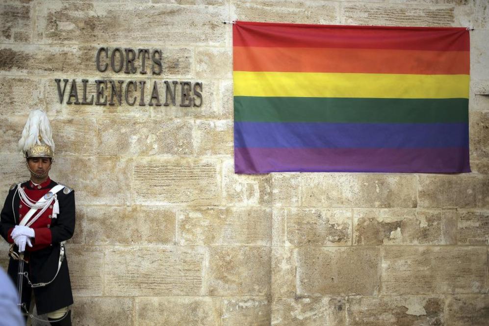 Una bandera gay, en la fachada principal de las Cortes Valencianas.
