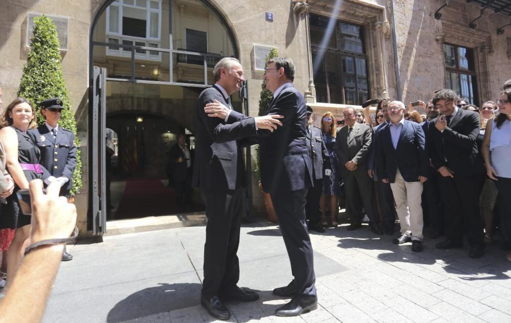 Alberto Fabra recibe a Ximo Puig en el Palau de la Generalitat.