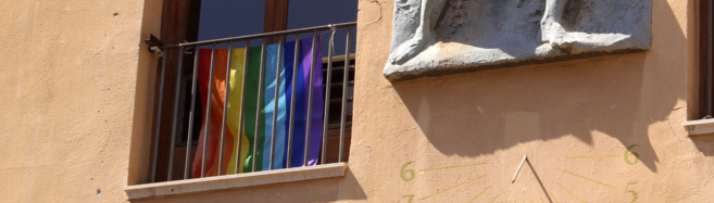 La bandera Gay colocada en un ventanal del Ayuntamiento de Castelln.