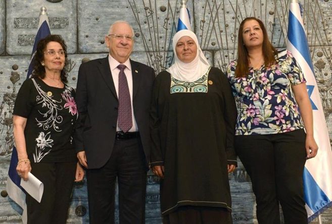 El presidente de Israel, Reuven Rivlin, con mujeres que dieron y...