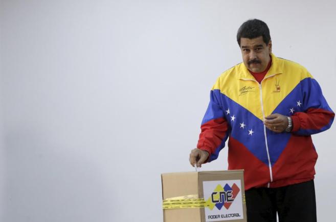 Nicols Maduro deposita su voto, el pasado domingo, en Caracas.