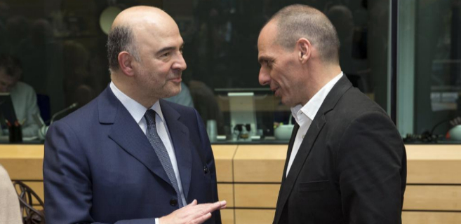 El comisario europeo, Pierre Moscovici, saluda el ministro griego de...