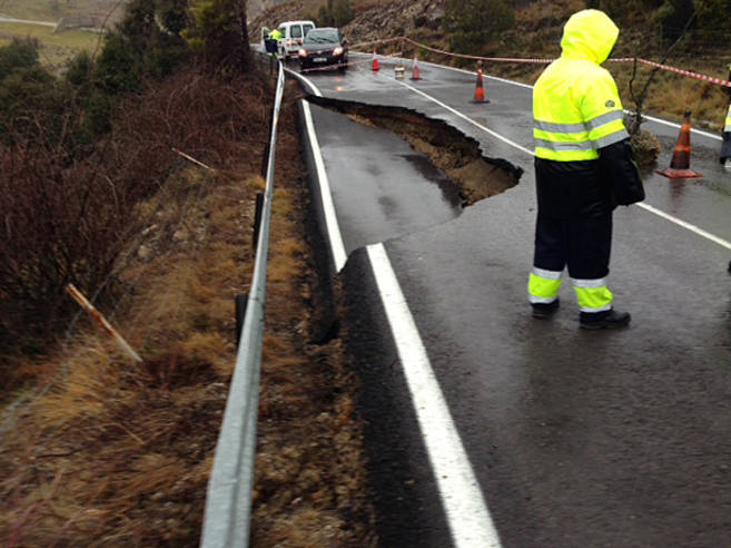 Una carretera afectada por el temporal de lluvia de marzo en Castell...