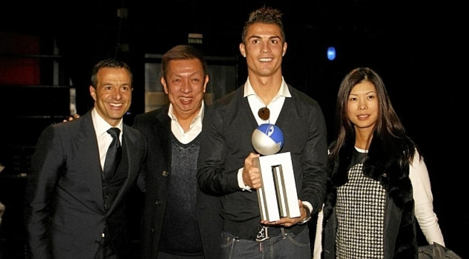 Cristiano Ronaldo con Peter Lim y Jorge Mendes.