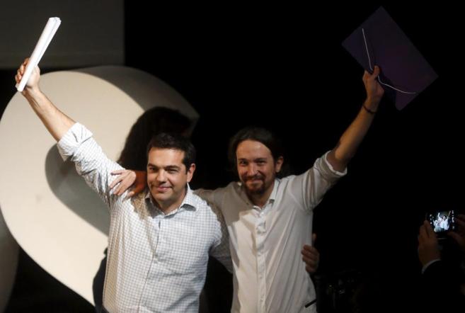 Alexis Tsipras y Pablo Iglesas se abrazan el pasado mes de noviembre...