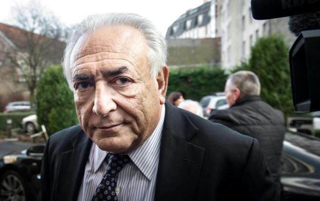 Strauss- Kahn llega a su hotel en Lille, norte de Francia, el 17 de...