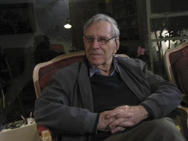 El escritor israel posa durante una entrevista