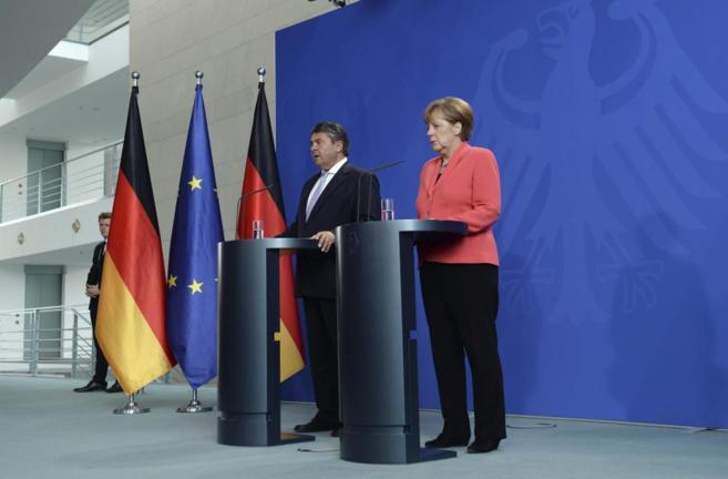 La canciller alemana, Angela Merkel, junto al ministro de Economía,...
