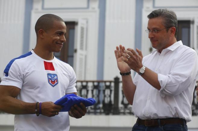 El Gobernador de Puerto Rico, Alejandro Padilla (derecha), en una...