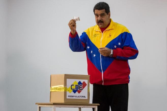 El presidente Nicols Maduro, con una papeleta electoral.