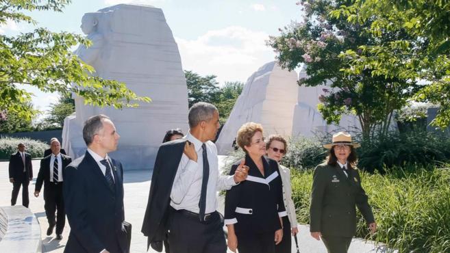 Barack Obama y Dilma Rousseff dejan atras el monumento en...