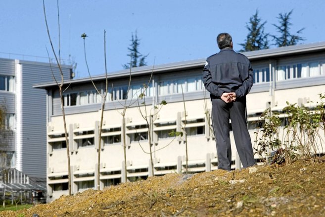 Un vigilante controla uno de las fachadas de un hospital.