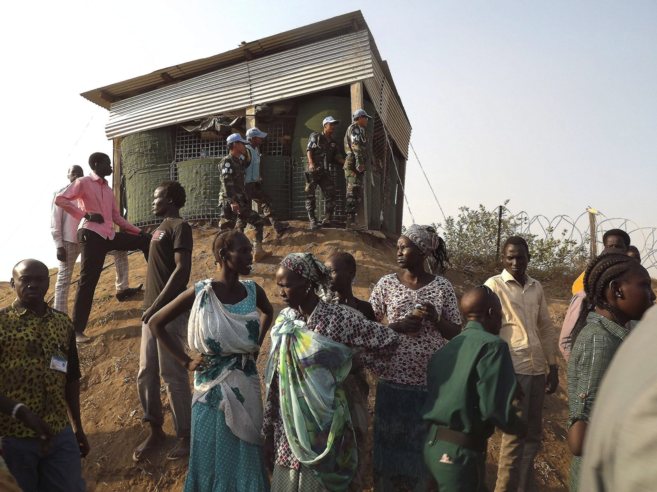 Un grupo de sudaneses en un refugio de la Misin de la ONU para...