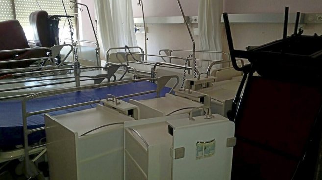 Camas amontonadas en el hospital Infanta Elena de Huelva, la provincia...