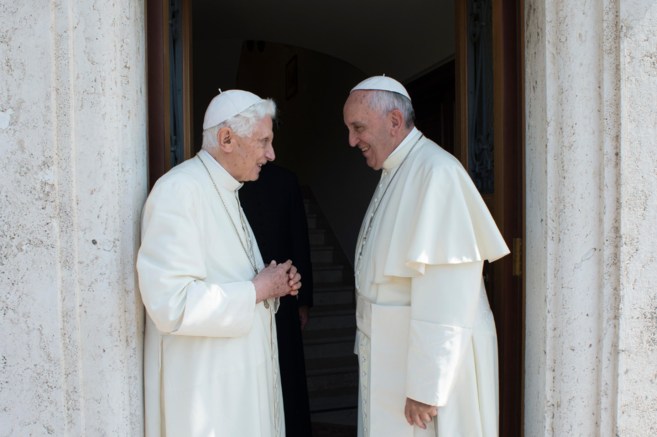 El Papa Francisco habla con el Papa emrito, Benedicto XVI, en El...