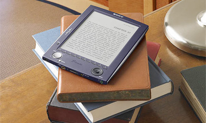 Una imagen de un libro digital sobre libros tradicionales.
