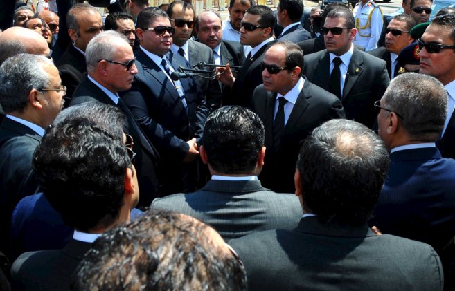 El presidente de Egipto acude al funeral del fiscal general Hisham...