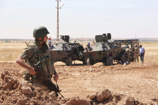 Soldados turcos, en guardia en la frontera con Siria tras un nuevo...