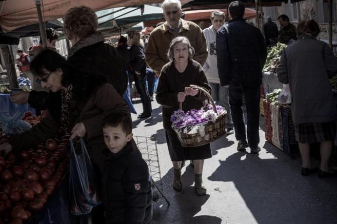 Un mercado ambulante en Atenas durante un día de compras.