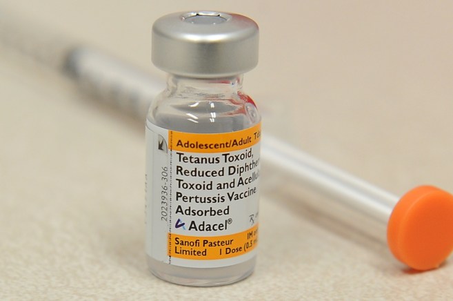Un bote de vacuna contra la tos ferina en una farmacia de Pasadena...