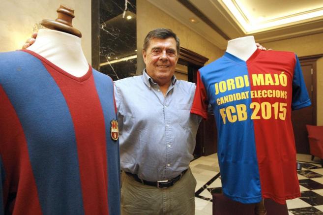 El empresario Jordi Maj posa con dos camisetas, el pasado 30 de...
