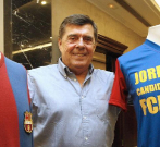 El empresario Jordi Maj posa con dos camisetas, el pasado 30 de...