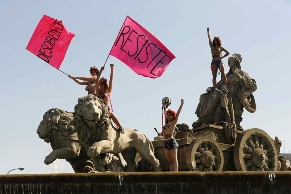 Cuatro activistas de Femen se han subido hoy en una accin sorpresa a...
