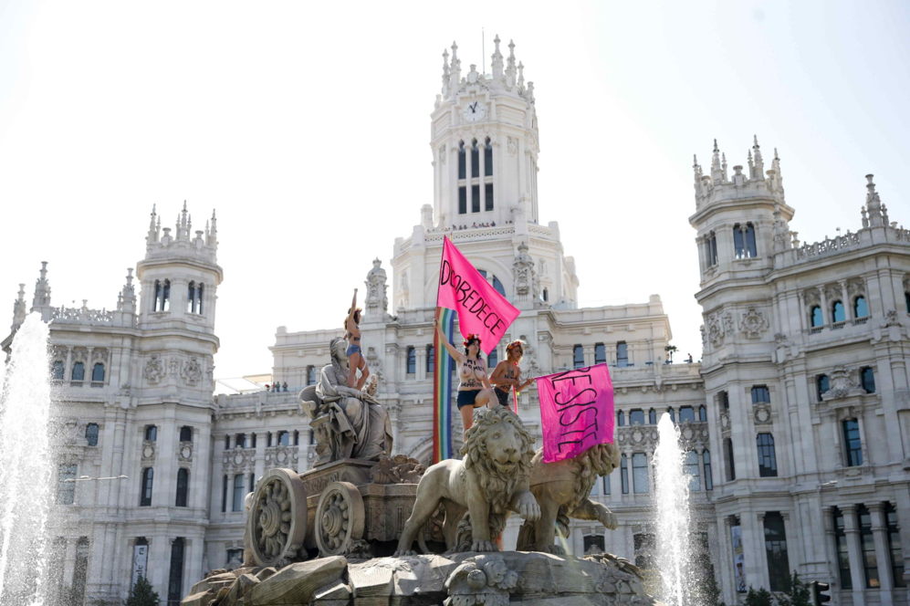 Las cuatro activistas de Femen que se han subido a la fuente de...