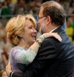 Esperanza Aguirre abrazando a Mariano Rajoy en el acto de cierre de...