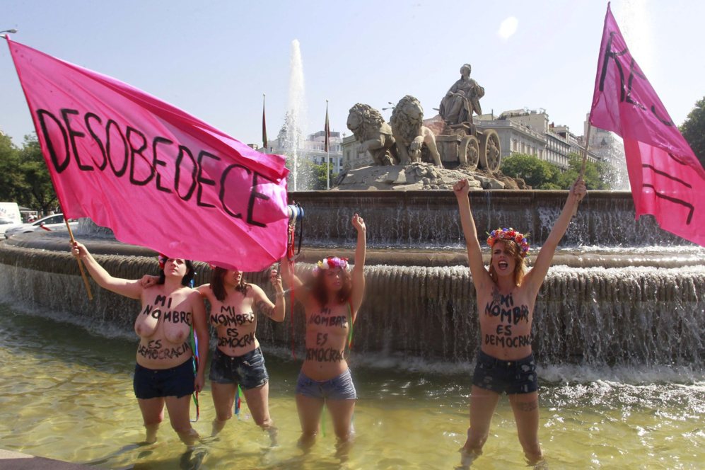 Las activistas de Femen, en el agua de la madrilea fuente de Cibeles...